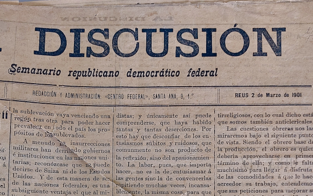 Ein vergilbtes, leicht zerknittertes Zeitungsblatt mit der schwarzen Schrift 'Diskussion', das die Schlagzeile 'Semanario Repúblicano Democrático Federal' trägt.