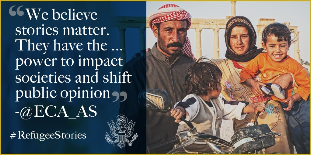 Plakat mit vier lächelnden Menschen auf der rechten Seite und Text einschließlich "Wir glauben, dass Geschichten wichtig sind, sie haben die Kraft, Gesellschaften zu beeinflussen und die öffentliche Meinung zu verschieben" mit dem Handle "@ECA AS" auf der linken Seite.