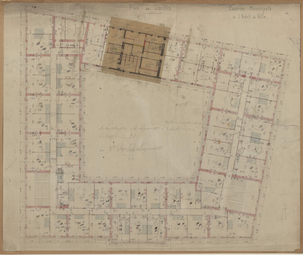 Schwarz-weißer architektonischer Lageplan der Casène Municipale, der ein komplexes Layout von miteinander verbundenen Räumen auf altem Papier mit schwacher Handschrift zeigt.