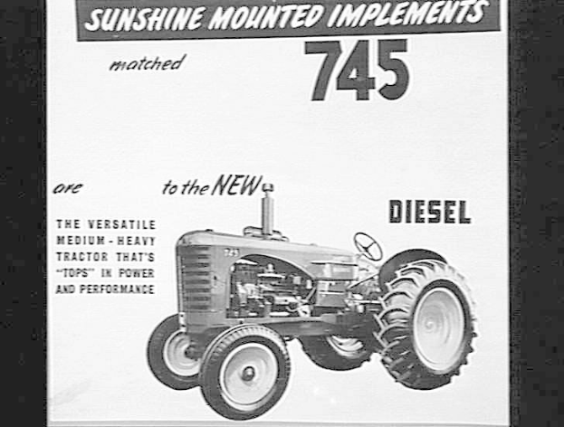 Schwarzes und weißes Werbeplakat für einen 745 Traktor mit angebauten Geräten, das ein Bild des Traktors und beschreibenden Text enthält.