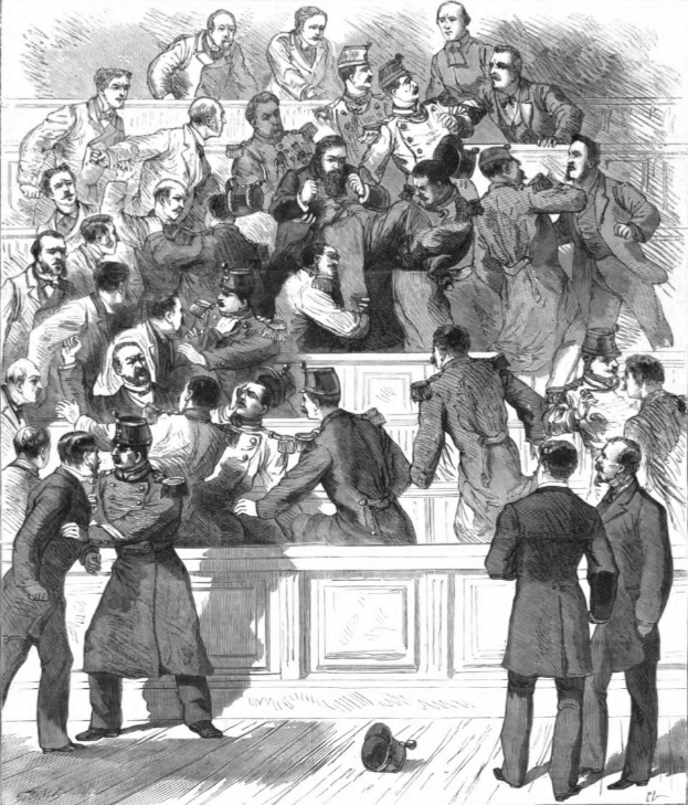 Schwarzes und weißes Zeichnung eines überfüllten Gerichtssaals mit Menschen, die stehen und auf dem Boden sitzen, betitelt 'Der Prozess der britischen Armee in London, England.'