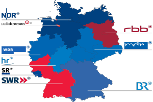 Eine Deutschlandkarte mit Bundesländern in rot und blau, die die Ergebnisse der Wahl 2016 zeigt, einschließlich der Namen der Kandidaten und des Wahldatums.