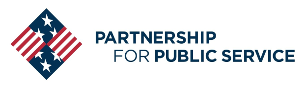 Ein Logo mit den Worten "Partnership for Public Service" in fetter, schwarzer Schrift, zentriert innerhalb eines blauen Kreises mit einem weißen Stern und umgeben von einem weißen Rand, alles vor einem weißen Hintergrund.