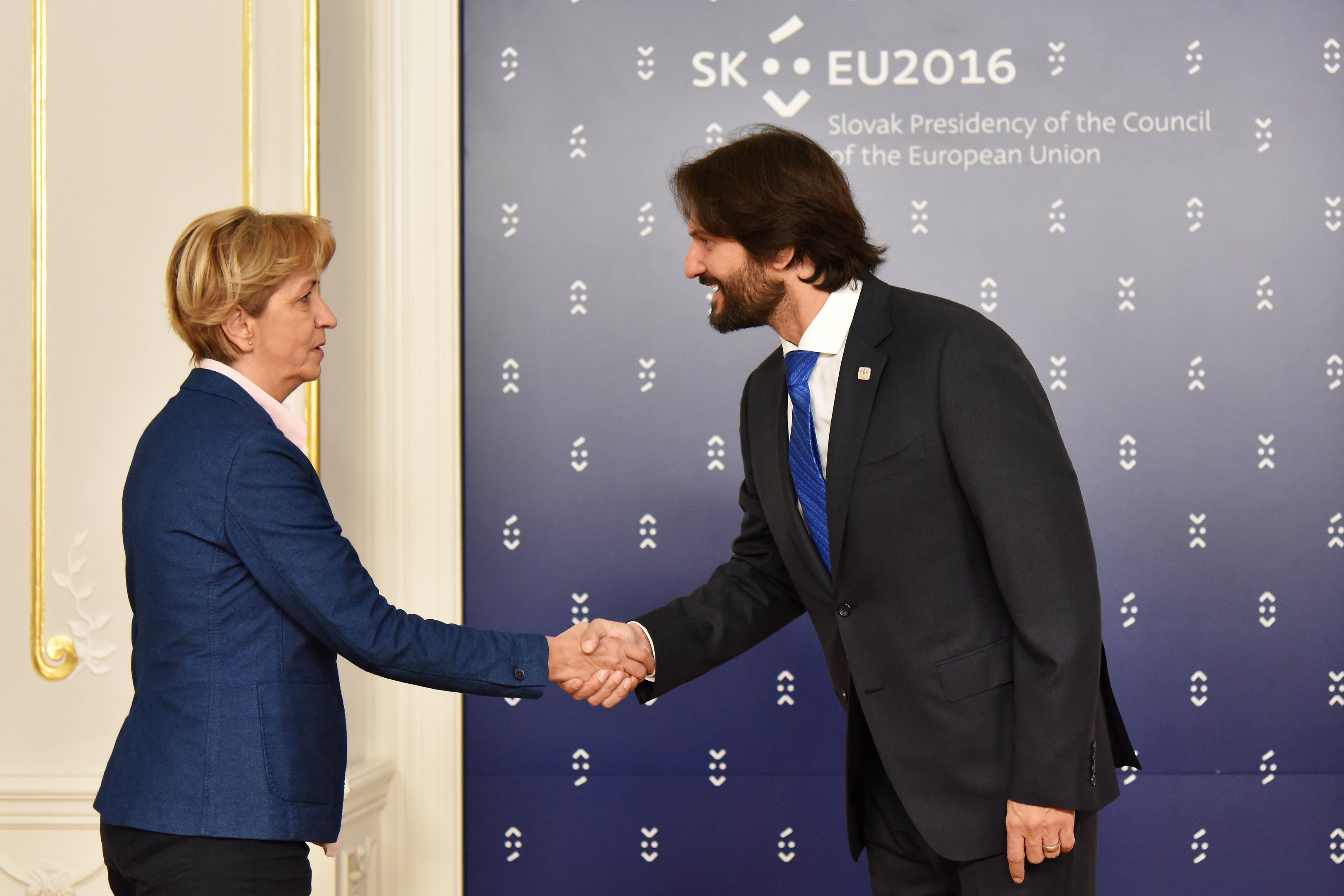 Eine Liniengrafik, die die Stromerzeugung aus Wind und Sonne in Deutschland zeigt, mit begleitendem erklärendem Text.