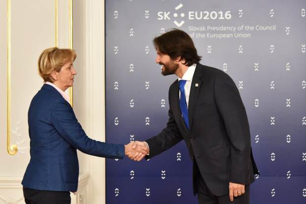 Eine Liniengrafik, die die Stromerzeugung aus Wind und Sonne in Deutschland zeigt, mit begleitendem erklärendem Text.