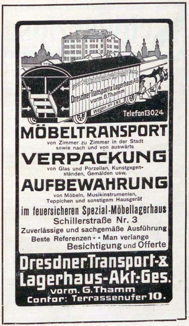 Anzeige für einen Zug mit einem Zugbild, Text "Dresdner Transport & Lagerhaus-Akt-Ges" und ein paar Gebäuden im Hintergrund.