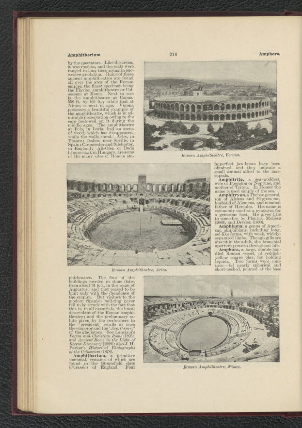 Offenes Buch mit Stadionfoto und Text sowie zusätzlichen Bildern, das die Stadionmerkmale beschreibt.