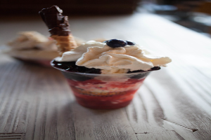 Eine Kugel Eis wird auf eine flache Oberfläche gelegt.