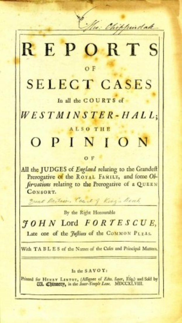 Deckblatt eines alten Buches mit dem Titel "Berichte über ausgewählte Fälle in den Gerichten von Westminster-Hall sowie die Meinung von John Lord Fortescue" mit geöffneter Seite, die schwarzen Tinte zeigt.