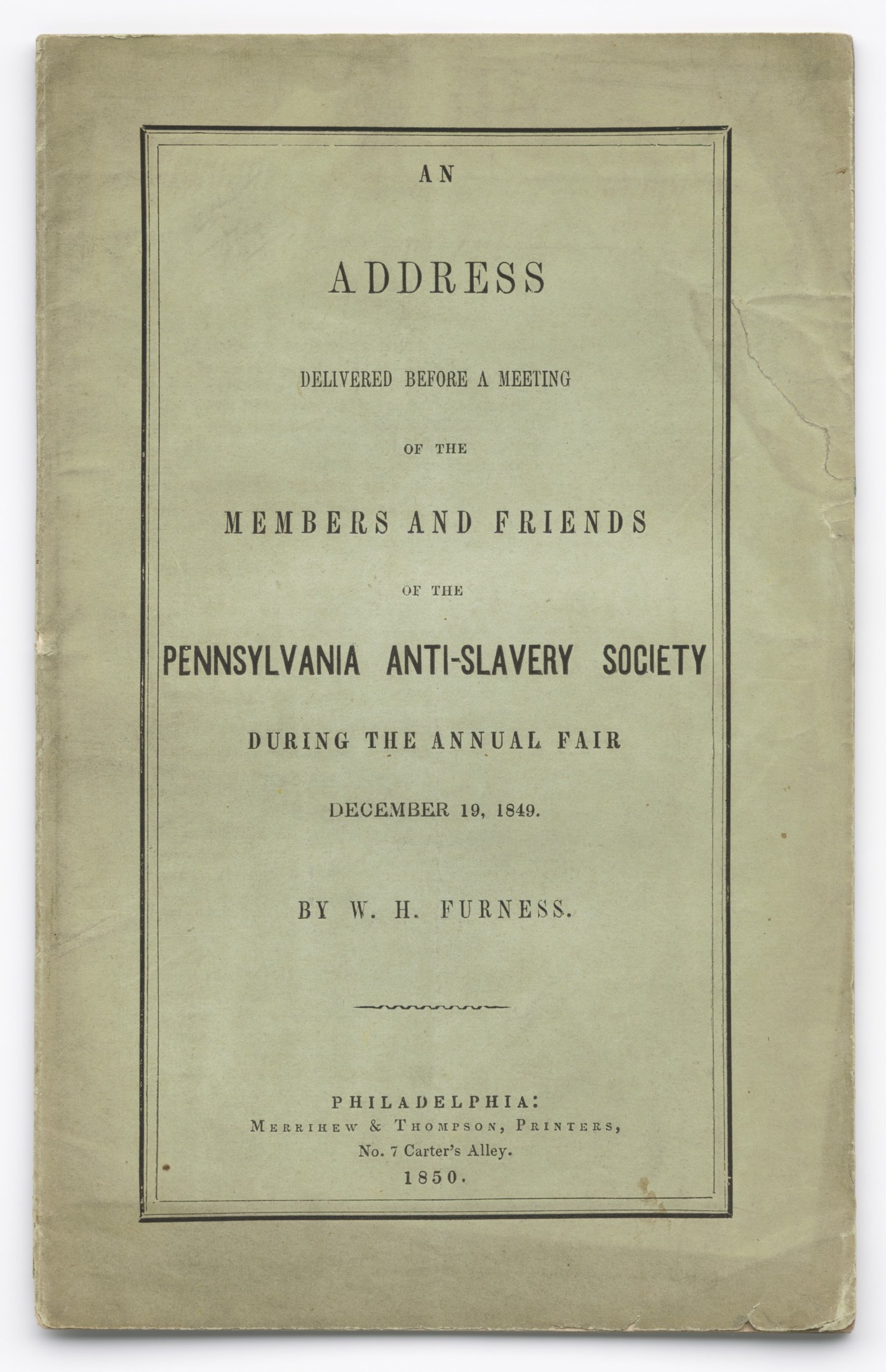 Offenes Buch mit dem Titel "An Address Delivered Before a Meeting of the Members and Friends of the Pennsylvania Anti-Slavery Society During the Annual Fair" mit sichtbarem schwarzem Tintentext auf einer Seite.
