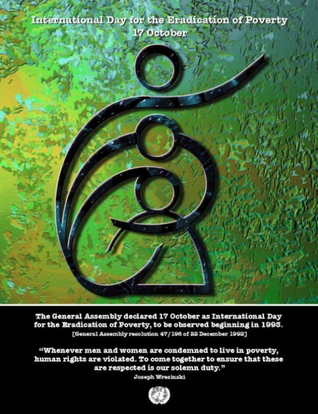 Plakat zum Internationalen Tag zur Beseitigung der Armut mit einem kreisrunden Logo mit einer Hand in einem Blattkranz, fetter weißer Schrift, die 'Internationaler Tag' lautet, auf einem hellblauen Hintergrund mit einem weißen Rand.