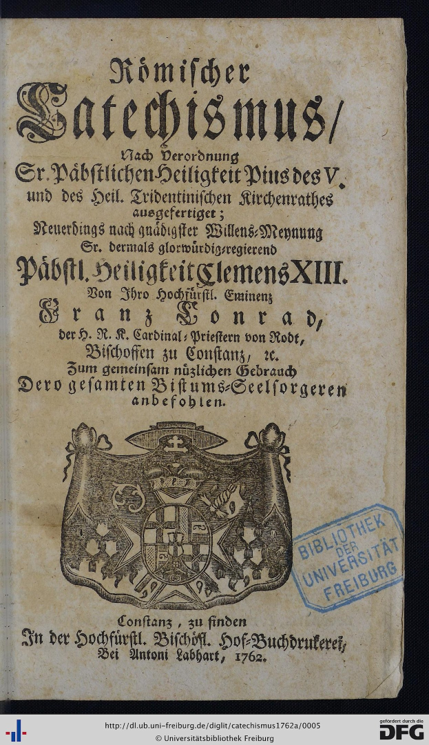 Altes Buch mit schwarzem Hintergrund, das ein Wappen, Text mit "Bibliothek Universität Freiburg" und einen Stempel auf der rechten Seite zeigt.