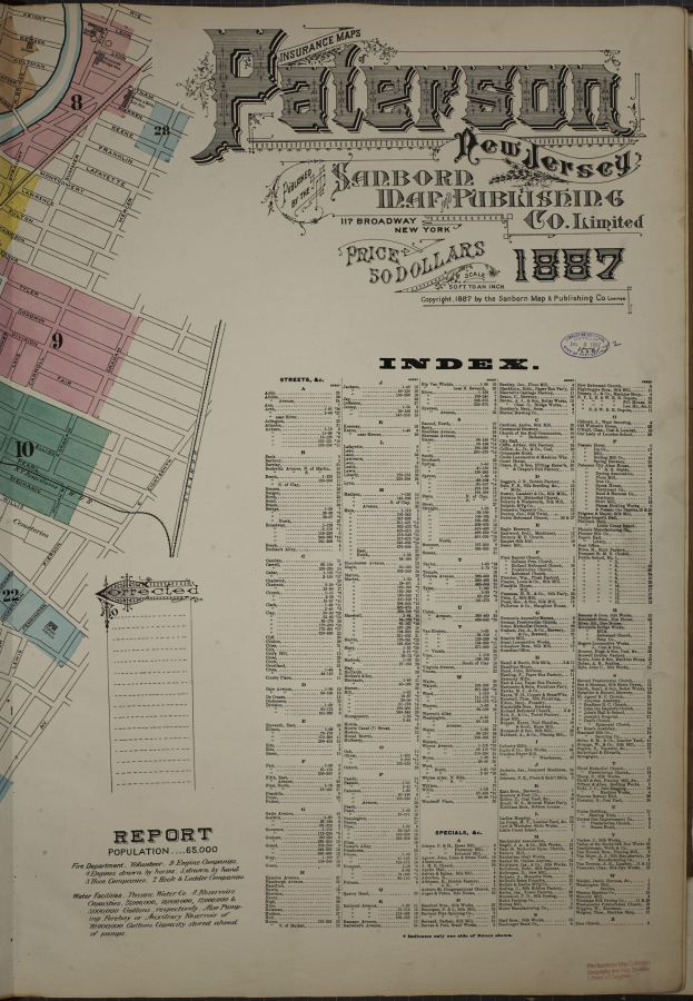 Ein altes Buch mit einer detaillierten Stadtkarte oben drauf, das auf einer Oberfläche liegt, begleitet von Text über die Sehenswürdigkeiten und Straßen der Stadt.