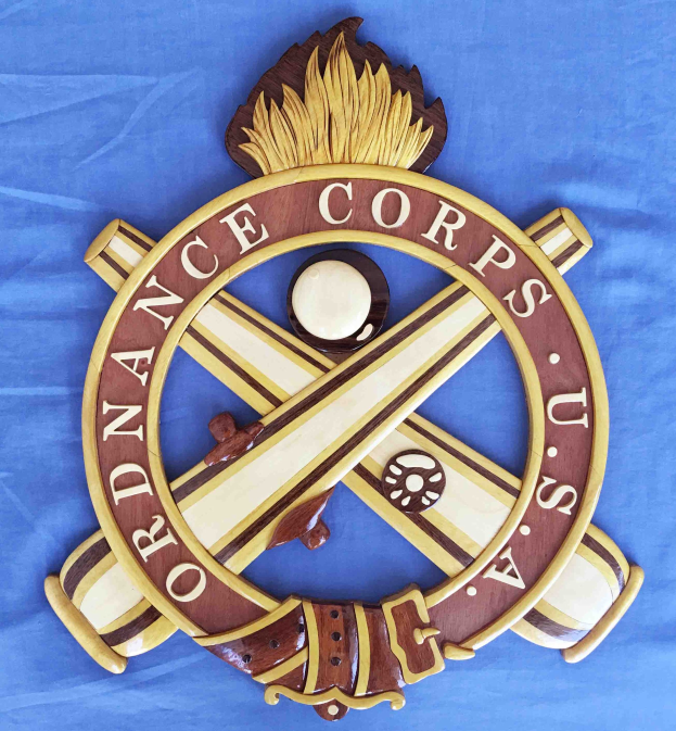Holzschild mit "Ordnance Corps"-Text, verziert mit einem geschnitzten weißen Stern auf einem navyblauen Hintergrund mit goldener Umrandung, auf blauem Tuch montiert.