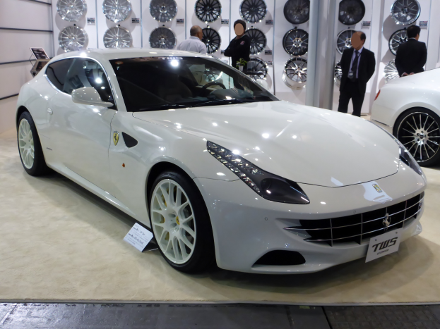 Ein Plakat, das eine Modevorstellung mit einer Frau in einem weißen Kleid und einem Mann in einem schwarzen Anzug ankündigt, mit beschreibendem Text.