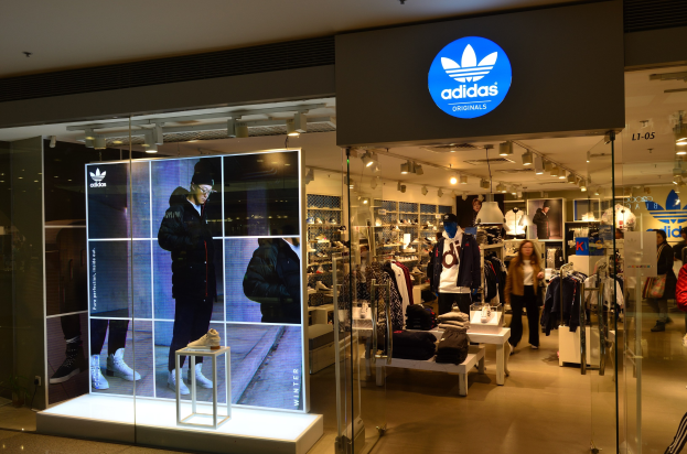 Adidas (ADS) Aktie steigt aufgrund einer Aufwertung durch RBC-Analysten und der Einführung der FIFA-Weltmeisterschaftskampagne