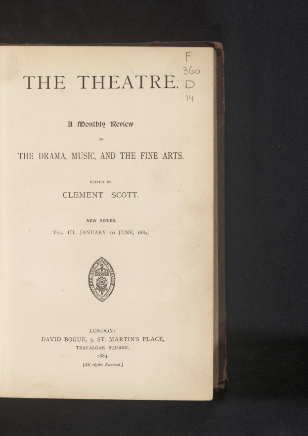 Cover eines aufgeschlagenen Buches mit dem Titel "The Theatre: A Monthly Review of the Drama, Music, and the Fine Arts", das eine Seite mit Text und Logo zeigt.