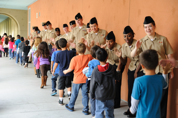 Deutsche Militärjugendoffiziere können Schulen besuchen