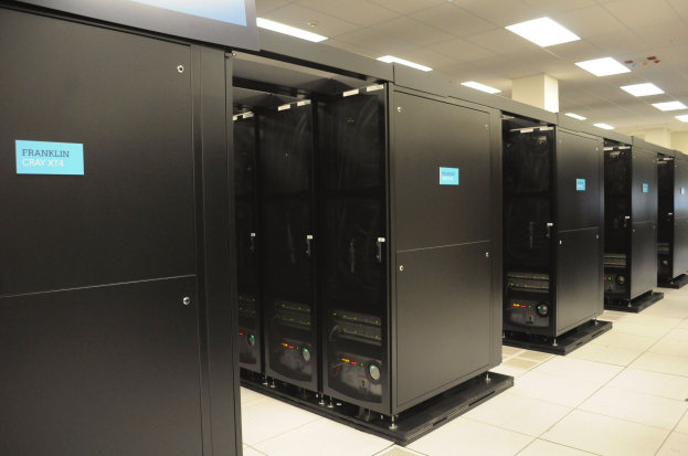 Großer Raum voller Numerous Server, Deckenbeleuchtung und eine Wand im Hintergrund, was auf ein Rechenzentrum hinweist.