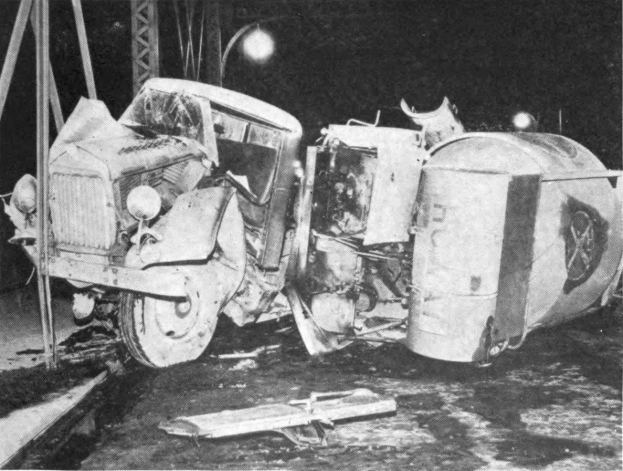 Schwarz-weißes Foto eines umgestürzten Autos am Straßenrand mit Metallstangen und einer Laterne im Hintergrund, beschriftet mit "1930er Jahre Autounfall" unten.