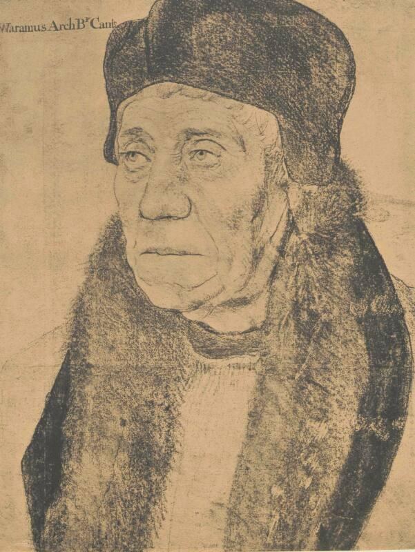 Ein Porträt einer älteren Frau in einem schwarzen Hut und einem Pelzcape, die ihre Hände verschränkt hält und einen sanften Ausdruck hat, ihr Haar ist zu einem Dutt gebunden und ihre Augen schauen zur Seite.