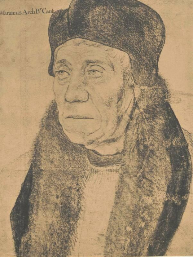 Ein Porträt einer älteren Frau in einem schwarzen Hut und einem Pelzcape, die ihre Hände verschränkt hält und einen sanften Ausdruck hat, ihr Haar ist zu einem Dutt gebunden und ihre Augen schauen zur Seite.