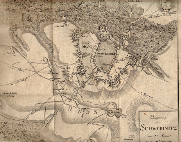 Detailiertes altes Stadtplan von Schweidnitz, Deutschland, das Straßen, Gebäude und Sehenswürdigkeiten mit Text zeigt, der Bevölkerung, Geschichte und kulturelle Informationen bereitstellt.