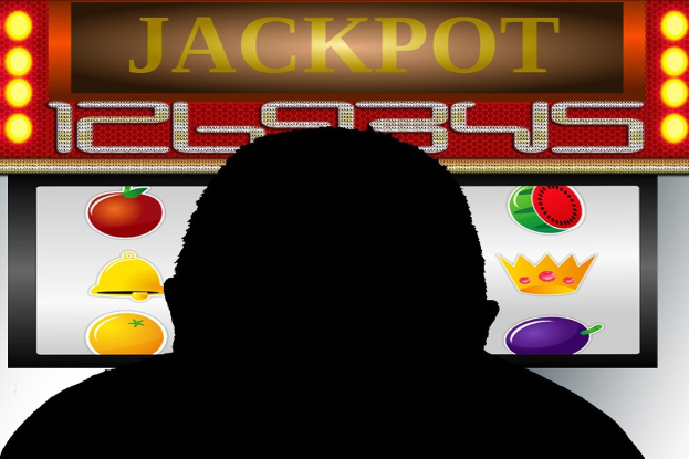 Ein Mann spielt an einem Slot-Automaten mit "Jackpot"-Anzeige, umgeben von einer Tafel mit Text und Fruchtbildern, was auf ein Online-Casinospiel hinweist.