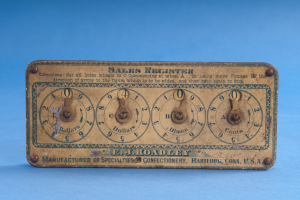 Altmodischer Verkaufsbuch mit Text und Zahlen auf blauem Hintergrund, der wahrscheinlich Datum und Uhrzeit anzeigt.