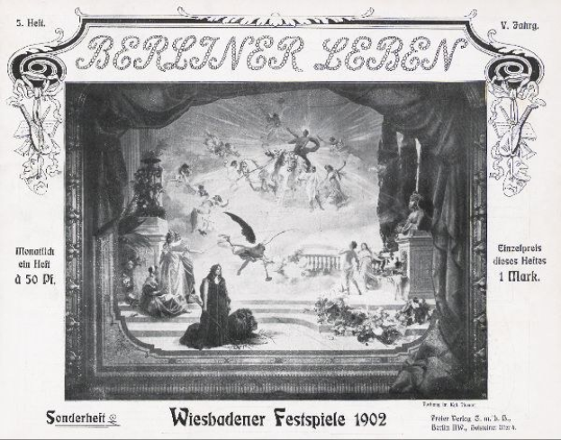 Schwarzes und weißes Foto einer Bühne von den Wiesbadener Festspielen 1902, das Darsteller in traditioneller deutscher Kleidung und ein applaudierendes Publikum zeigt.