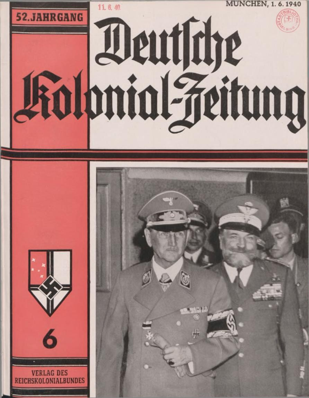Titelbild einer 1940er-Ausgabe der 'Deutschen Kolonial-Zeitung' mit Adolf Hitler, gehalten von einer Gruppe von Menschen mit Mützen.