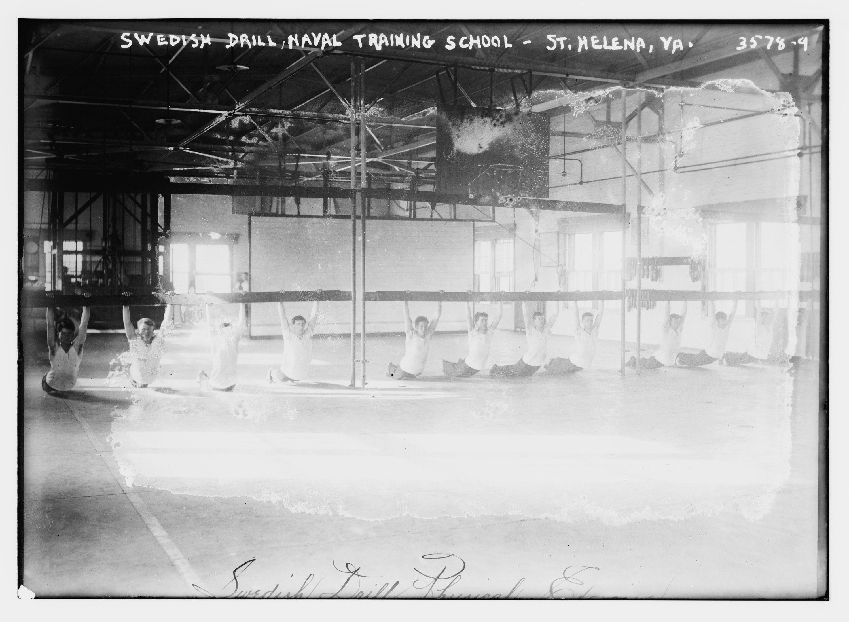 Schwarzes und weißes Foto von Menschen, die Gymnastik in einem Gym mit Stangen, Stäben, Fenstern und einer Wand im Hintergrund machen; Text ist oben und unten im Bild sichtbar.