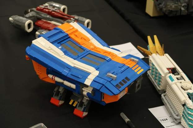 Ein Tisch voller verschiedener Lego-Spielzeuge, darunter ein Stift, Papier und andere kleine Gegenstände.