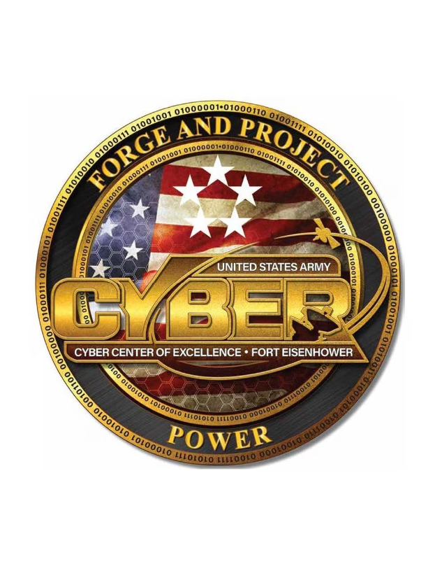 Logo der United States Army Cyber Center of Excellence, Fort Eisenhower, mit einem blauen Kreis mit einem wei├čen Stern, einem wei├čen Rand und dem Text "Forge and Project Cyber Power" darunter in fetter schwarzer Schrift.