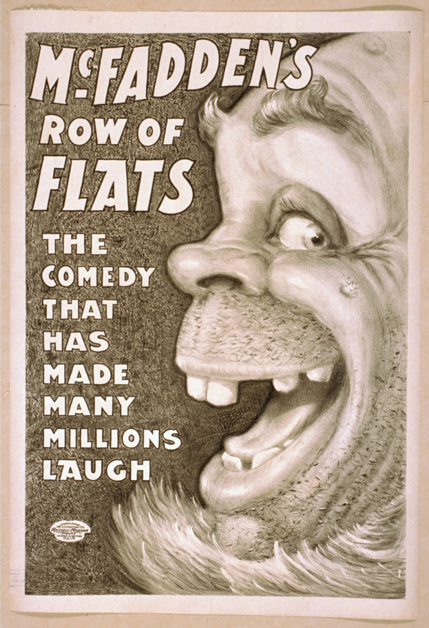 Plakat eines lachenden Menschen mit wilden Haaren, breitem Grinsen und weit aufgerissenen Augen, eingerahmt von einem hellgelben Hintergrund, mit der Aufschrift "McFadden's Row of Flats: The Comedy That Has Made Many Millions Laugh."