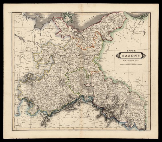 Eine alte Karte von Sachsen, Deutschland, mit schwarzem Hintergrund, die detaillierte Provinzen, Städte und geografische Merkmale sowie Text mit Informationen zur Bevölkerung und Städten zeigt.