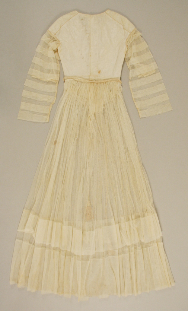 Ein weißes, langärmeliges Kleid mit einer gerafften, bodenlangen Röcke auf einem weißen Hintergrund, mit einem hohen Taillenbund, voluminösem Stoff und dezentem Schimmer.