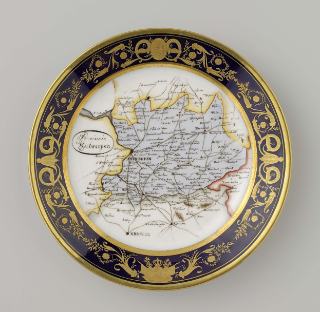 Ein dekorativer Teller mit einer detaillierten Deutschlandkarte, verziert mit kunstvollen Designs und Text, vor einem weißen Hintergrund.