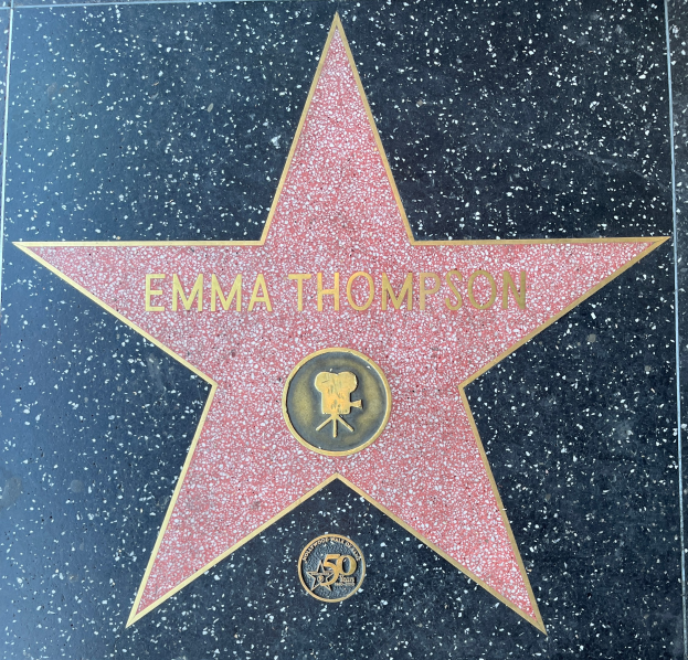Fünfzackiger Stern mit 'Emma Thompson' in weißer Schrift auf schwarzem Hintergrund, Teil des Hollywood Walk of Fame.