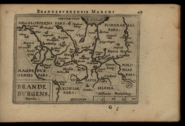 Altes Buch mit einer detaillierten Karte der Brandenburg-Region Deutschlands auf einem schwarzen Hintergrund, das geografische Merkmale und Städte zeigt, mit Text für zusätzliche Informationen.