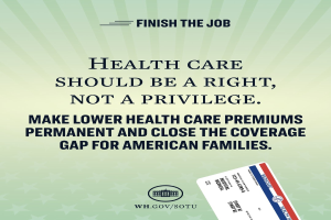 Plakat mit dem Text "Beenden Sie die Arbeit: Gesundheit sollte ein Recht sein, nicht ein Privileg" und einer Karte mit der Aufschrift "Machen Sie niedrigere Gesundheitskosten dauerhaft und schließen Sie die Versorgungslücke für amerikanische Familien."