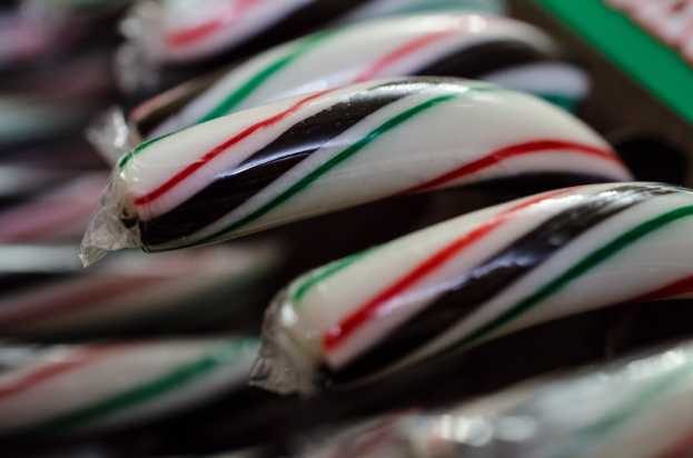 Schokoladenriegel in Verpackungen.