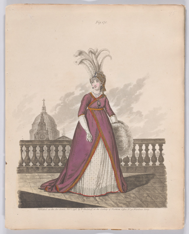 Frau in einem lilafarbenen und weißen Kleid mit einem Federkopfschmuck, die an einem Geländer steht, mit einem Gebäude und Wolken im Hintergrund, beschriftet mit "Mode von New York, New Yorker Straße, 1790."