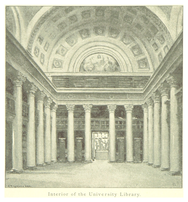 Großartiger Innenraum der Universitätsbibliothek mit hohen Säulen und kunstvollen Deckenentwürfen sowie dekorativem Text am Boden.