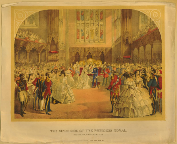 Eine Gruppe von Menschen, die vor einer Wand mit Fotorahmen stehen, mit Text unten, der 'Die Hochzeit der Princess Royal' liest.