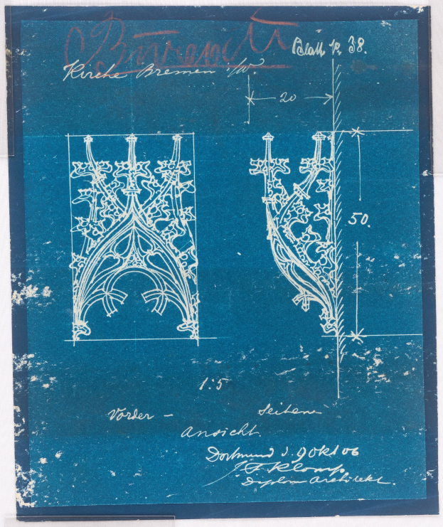 Ein blaues Buch mit einem detailreichen gotischen Design, das detaillierte Formen und Muster sowie Text in einer klassischen Schriftart aufweist.