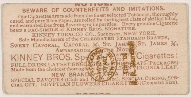 Ein Blatt Papier mit schwarzem Text auf einem weißen Hintergrund und einem runden Stempel, auf dem steht: "Vorsicht vor Fälschungen und Imitationen - Kinney Bros. Zigaretten."