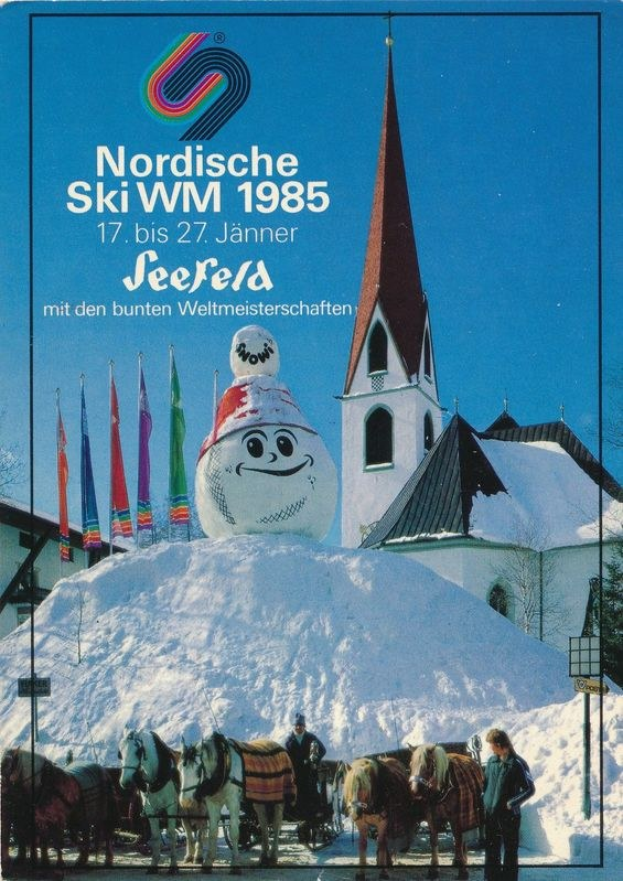 Plakat für die Nordischen Skiweltmeisterschaften 1985 in Seefeld, Schweiz, das eine verschneite Landschaft mit Skifahrern, Pferden, Stangen, Flaggen, Gebäuden, Bäumen und Text vor einem Himmel zeigt.