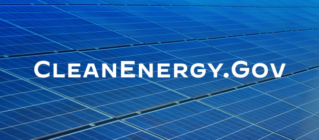 Blaue Solarzelle mit weißer Schrift "Clean Energy Gov" in der Mitte, Teil eines Gittermusters.